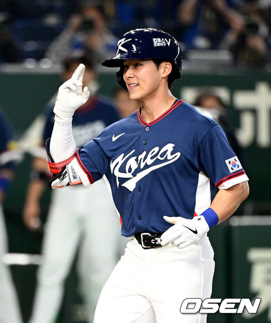 [OSEN=도쿄(일본), 손용호 기자] 7일 일본 도쿄돔에서 2026 월드베이스볼클래식(WBC) 조별리그 C조 대한민국과 일본의 경기가&nbsp;열렸다.한국은 잠수함 고영표, 일본은 좌완 기쿠치 유세이를 선발로 내세웠다. WBC에서 2006년 4강, 2009년 준우승을 차지한 한국은 이후 3개 대회(2013년, 2017년, 2023년)에서 연달아 1라운드를 통과하지 못하고 있다. 이번 대회에서는 8강 토너먼트 복귀를 목표로 대회에 임하고 있다. 지난 5일 체코와의 첫 경기에서는 11-4로 대승을 거두며 좋은 출발을 했다.&nbsp;4회초 1사 1루에서 한국 김혜성이 일본 이토를 상대로 동점 우중월 투런포를 날리고 홈을 밟고 있다. 2026.03.07&nbsp;/spjj@osen.co.kr