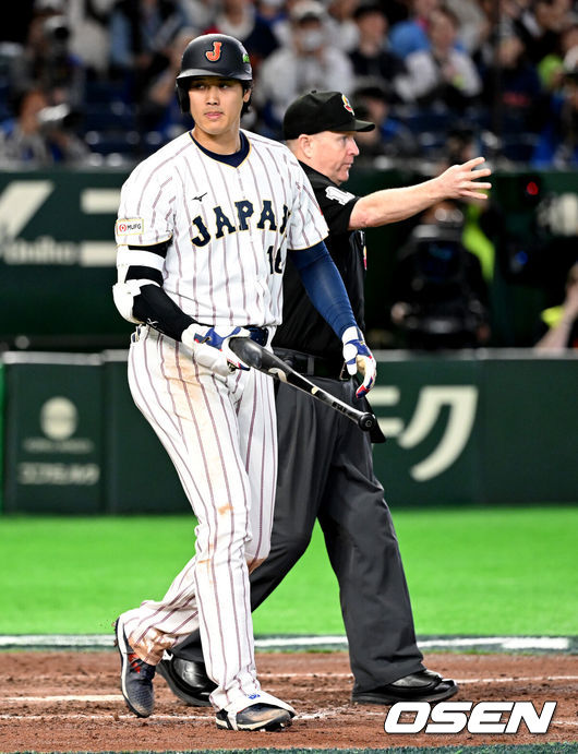 [OSEN=도쿄(일본), 손용호 기자] 7일 일본 도쿄돔에서 2026 월드베이스볼클래식(WBC) 조별리그 C조 대한민국과 일본의 경기가&nbsp;열렸다.한국은 잠수함 고영표, 일본은 좌완 기쿠치 유세이를 선발로 내세웠다. WBC에서 2006년 4강, 2009년 준우승을 차지한 한국은 이후 3개 대회(2013년, 2017년, 2023년)에서 연달아 1라운드를 통과하지 못하고 있다. 이번 대회에서는 8강 토너먼트 복귀를 목표로 대회에 임하고 있다. 지난 5일 체코와의 첫 경기에서는 11-4로 대승을 거두며 좋은 출발을 했다.&nbsp;7회말 2사 3루에서  일본 오타니가 자동 고의 4구로 출루하고 있다. 2026.03.07&nbsp;/spjj@osen.co.kr