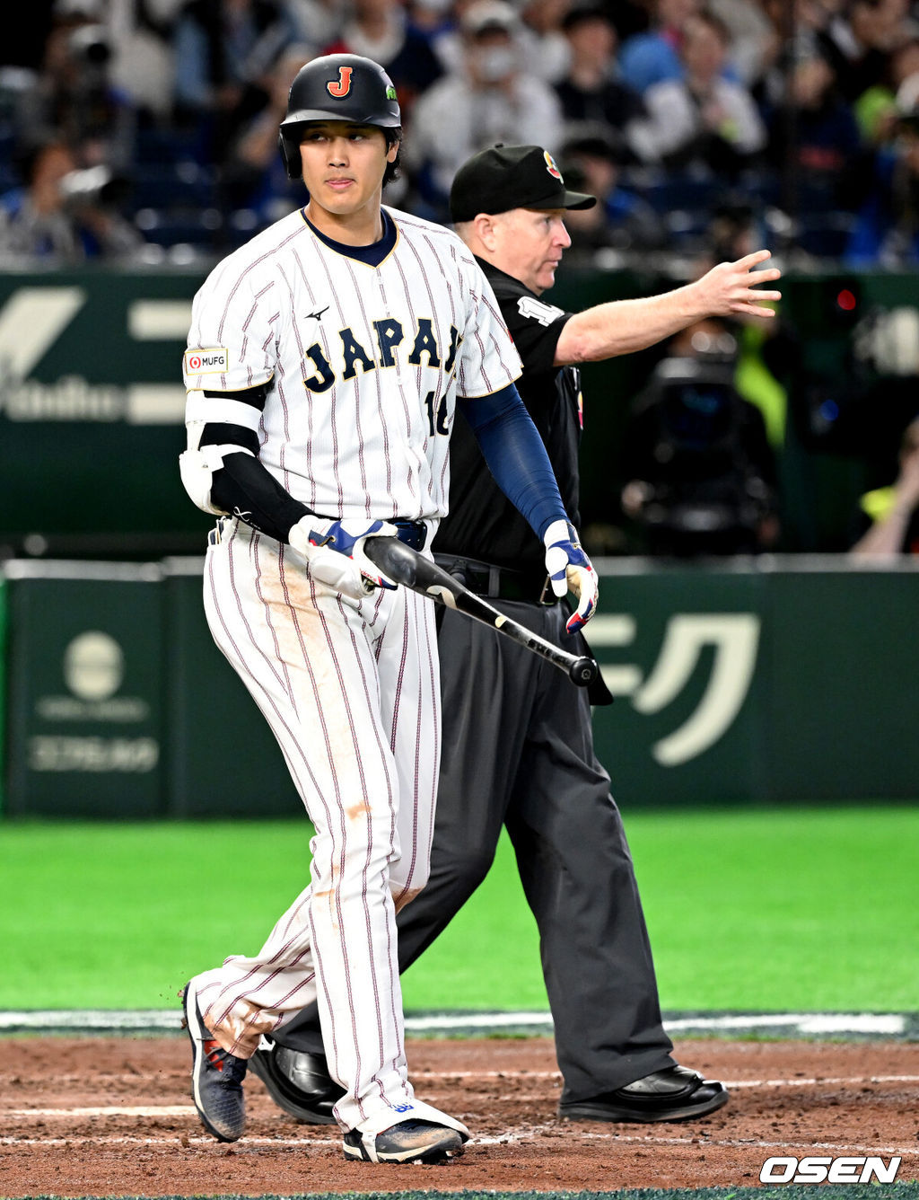 7일 일본 도쿄돔에서 2026 월드베이스볼클래식(WBC) 조별리그 C조 대한민국과 일본의 경기가 열렸다.한국은 잠수함 고영표, 일본은 좌완 기쿠치 유세이를 선발로 내세웠다. WBC에서 2006년 4강, 2009년 준우승을 차지한 한국은 이후 3개 대회(2013년, 2017년, 2023년)에서 연달아 1라운드를 통과하지 못하고 있다. 이번 대회에서는 8강 토너먼트 복귀를 목표로 대회에 임하고 있다. 지난 5일 체코와의 첫 경기에서는 11-4로 대승을 거두며 좋은 출발을 했다. 7회말 2사 3루에서  일본 오타니가 자동 고의 4구로 출루하고 있다. 2026.03.07 /spjj@osen.co.kr