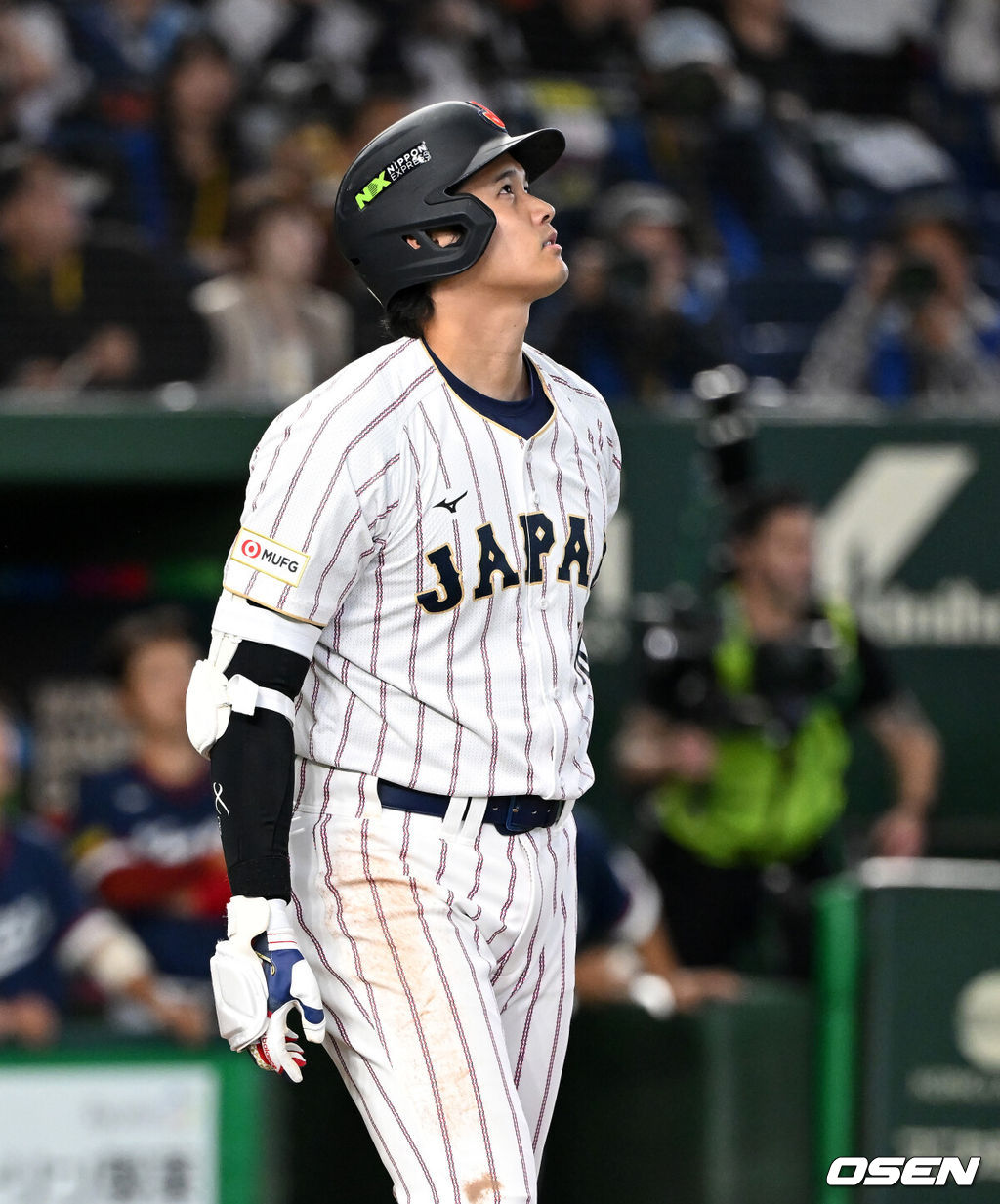 7일 일본 도쿄돔에서 2026 월드베이스볼클래식(WBC) 조별리그 C조 대한민국과 일본의 경기가 열렸다.한국은 잠수함 고영표, 일본은 좌완 기쿠치 유세이를 선발로 내세웠다. WBC에서 2006년 4강, 2009년 준우승을 차지한 한국은 이후 3개 대회(2013년, 2017년, 2023년)에서 연달아 1라운드를 통과하지 못하고 있다. 이번 대회에서는 8강 토너먼트 복귀를 목표로 대회에 임하고 있다. 지난 5일 체코와의 첫 경기에서는 11-4로 대승을 거두며 좋은 출발을 했다. 3회말 1사에서 일본 오타니 쇼헤이가 동점 우중월 솔로포 타구를 바라보고 있다. 2026.03.07 /spjj@osen.co.kr