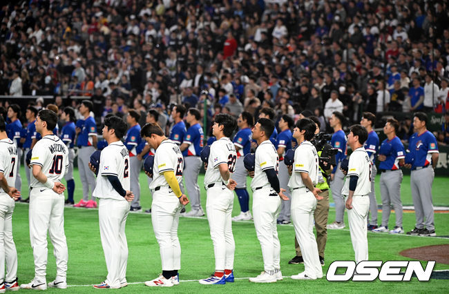 [OSEN=도쿄(일본), 손용호 기자] 8일 일본 도쿄돔에서 2026 월드베이스볼클래식(WBC) 1라운드 C조 조별리그 대한민국과 대만의 경기가&nbsp;열렸다. 양팀 선수들이 국민의례를 하고 있다. 2026.03.08&nbsp;/spjj@osen.co.kr