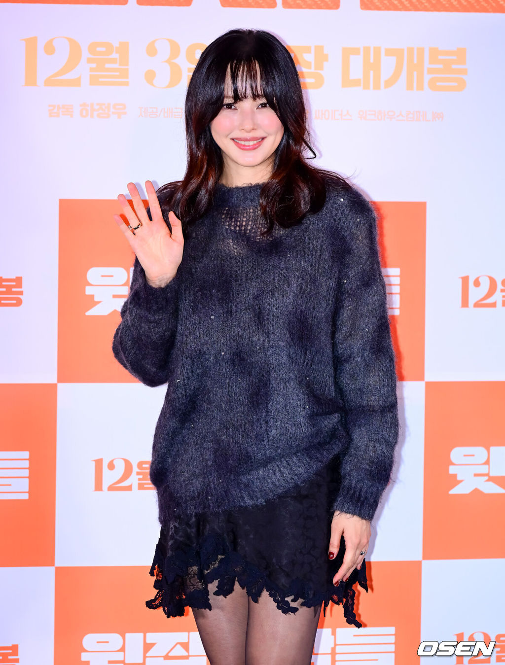 25일 오후 서울 강남구 삼성동 메가박스 코엑스에서 영화 ‘윗집 사람들’ 언론시사회 및 기자간담회가 열렸다.'윗집 사람들'은 매일 밤 섹다른 층간소음으로 인해 윗집 부부 하정우, 이하늬와 아랫집 부부 공효진, 김동욱이 함께 하룻밤 식사를 하게 되면서 벌어지는 예측불허 이야기를 그린 영화다. 특히 하정우가 '롤러코스터', '허삼관', '로비'에 이어 네 번째로 선보이는 연출 작품으로도 기대를 모으고 있다.배우 이하늬가 포토타임을 하고 있다. 2025.11.25 /jpnews@osen.co.kr