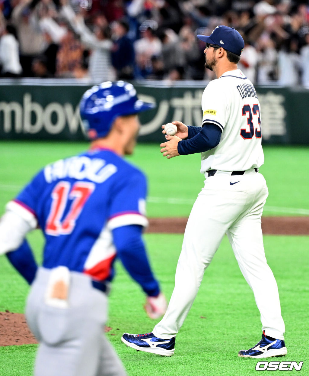 8일 일본 도쿄돔에서 2026 월드베이스볼클래식(WBC) 1라운드 C조 조별리그 대한민국과 대만의 경기가 열렸다.한국은 전날(7일) 일본과의 경기에서 6-8로 석패했다. 앞서 체코전을 11-4로 잡았던 한국은 1승1패를 마크하게 됐고, 남은 대만전과 호주전에 사활을 걸어야 한다.8회초 2사 2루에서 한국 데인 더닝이 대만 스튜어트 페어차일드에 역전 우월 투런포를 허용하며 아쉬워하고 있다. 2026.03.08 /spjj@osen.co.kr