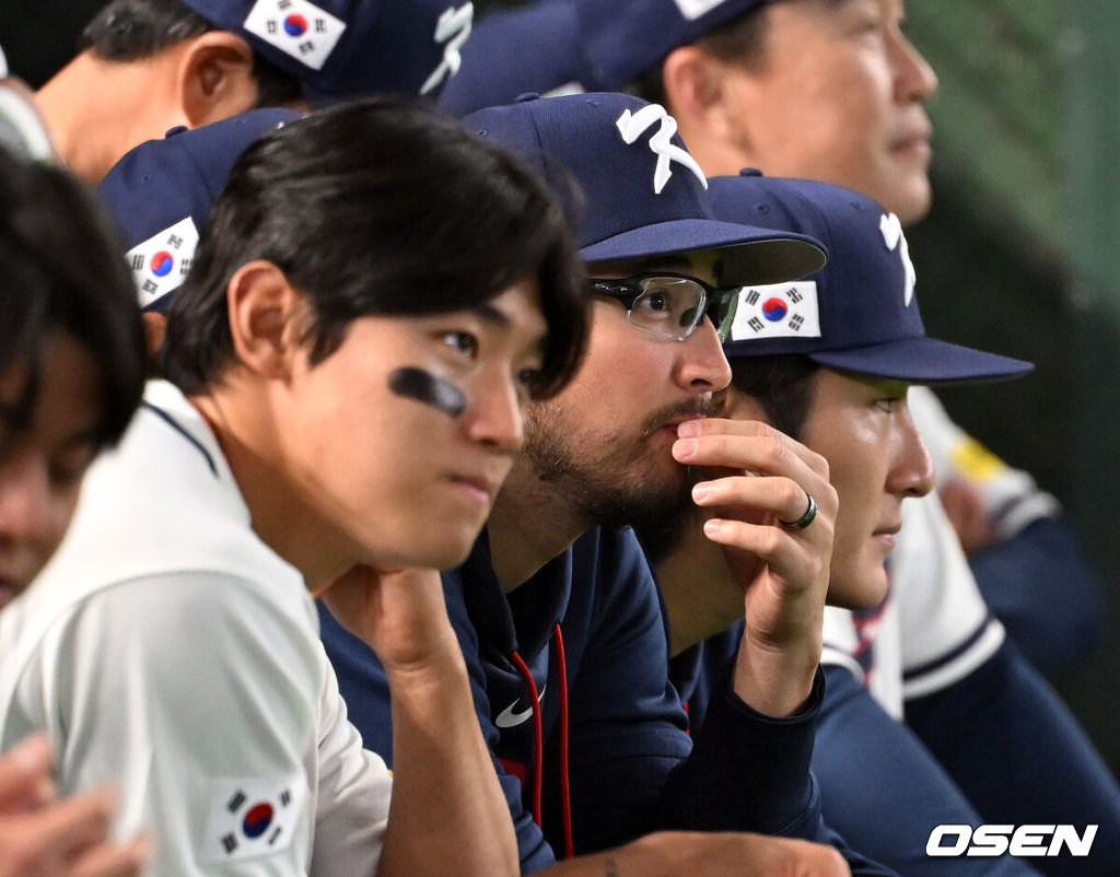 5일 일본 도쿄돔에서 월드베이스볼클래식(WBC) 조별리그 C조 한국과 체코의 경기가 열렸다.한국은 소형준, 체코는 다니엘 파디샥을 선발투수로 내세웠다.2006년 4강, 2009년 준우승을 차지한 경험이 있는 한국은 이후 3개 대회(2013년, 2017년, 2023년)에서 모두 8강 토너먼트 진출에 실패했다. 이번 대회에서는 17년 만에 본선 토너먼트 진출을 노린다.한국 데인 더닝이 더그아웃에서 경기를 바라보고 있다. 2026.03.05 /spjj@osen.co.kr