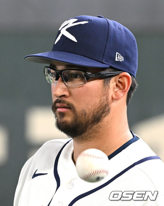 [OSEN=도쿄(일본), 손용호 기자] 34일 일본 도쿄 도쿄돔에서 월드베이스볼클래식(WBC)대회를 하루 앞두고 한국 대표팀이 공식 훈련을 가졌다.우리 대표팀은 5일 일본 도쿄돔에서 체코와 WBC 조별리그 1차전에서 격돌한다.더닝이 공을 가지고 훈련을 하고 있다. 2026.03.04 /spjj@osen.co.kr