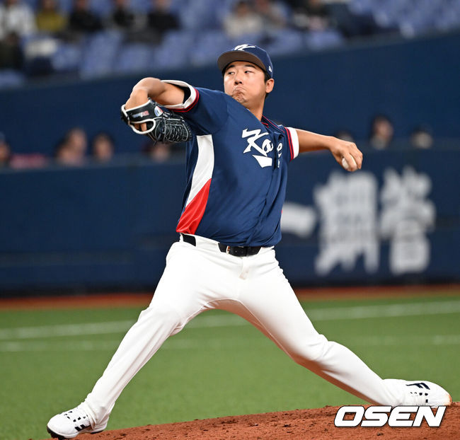 [OSEN=오사카(일본), 손용호 기자] 3일 일본 오사카 교세라돔에서 월드베이스볼클래식(WBC) 공식 연습 경기 한국 야구 대표팀과 오릭스 버팔로스의 경기가 열렸다.우리 대표팀은 연습 경기 2차전을 치른 뒤 5일 일본 도쿄돔에서 체코와 WBC 조별리그 1차전에서 격돌한다.4회말 무사에서 한국 송승기가 역투하고 있다. 2026.03.03 /spjj@osen.co.kr