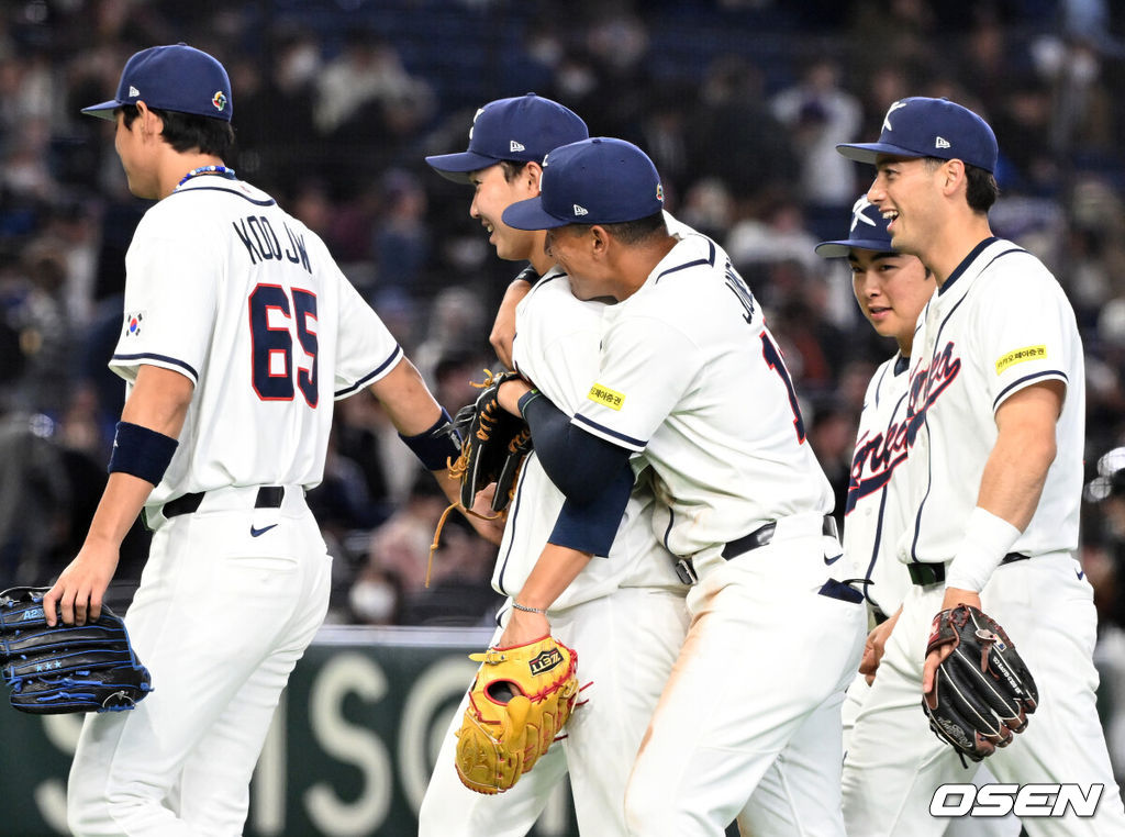 5일 일본 도쿄돔에서 월드베이스볼클래식(WBC) 조별리그 C조 한국과 체코의 경기가 열렸다.한국은 소형준, 체코는 다니엘 파디샥을 선발투수로 내세웠다.2006년 4강, 2009년 준우승을 차지한 경험이 있는 한국은 이후 3개 대회(2013년, 2017년, 2023년)에서 모두 8강 토너먼트 진출에 실패했다. 이번 대회에서는 17년 만에 본선 토너먼트 진출을 노린다.경기 종료 후 한국 유영찬이 저마이 존스와 승리의 기쁨을 나누고 있다. 2026.03.05 /spjj@osen.co.kr