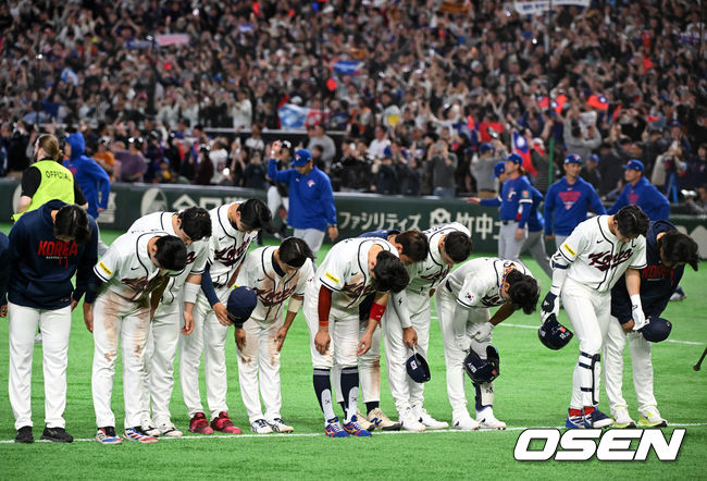 한국 대표팀이 연장 접전 끝에 다시 한 번 대만에 패했다. 경기를 마치고 한국 선수들이 인사를 하고 있다. 2026.03.08 /spjj@osen.co.kr