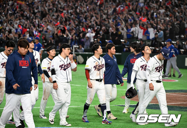 한국 대표팀이 연장 접전 끝에 다시 한 번 대만에 패했다. 경기를 마치고 한국 선수들이 패배를 아쉬워하고 있다. 2026.03.08 /spjj@osen.co.kr