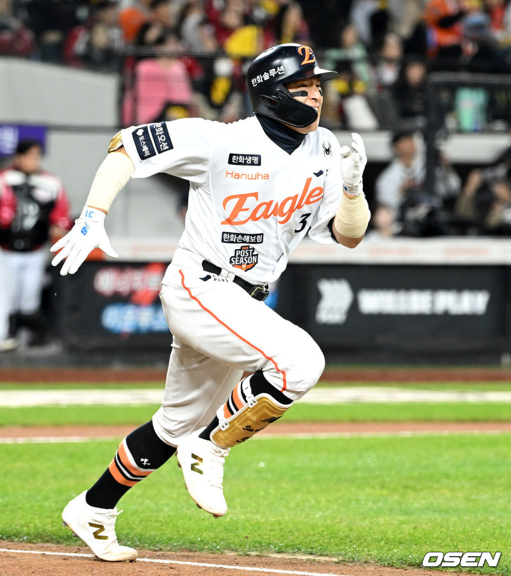 30일 대전 한화생명볼파크에서 2025 신한 SOL Bank KBO리그 포스트시즌 한국시리즈 4차전 한화 이글스와 LG 트윈스의 경기가 열렸다.이날 경기에 한화는 와이스를, LG는 치리노스를 선발투수로 내세웠다. 3회말 1사에서 한화 손아섭의 땅볼을 치고 그라운드를 달리고 있다. 2025.10.30 /sunday@osen.co.kr