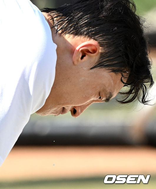 [OSEN=대전, 이대선 기자] 20일 오후 대전 한화생명볼파크에서 2025 신한 SOL Bank KBO리그 한화 이글스와 두산 베어스의 경기가 열렸다.한화는 조동욱, 두산은 곽빈을 선발로 내세웠다.경기에 앞서 한화 손아섭이 훈련 중 땀을 흘리고 있다. 2025.08.20 /sunday@osen.co.kr