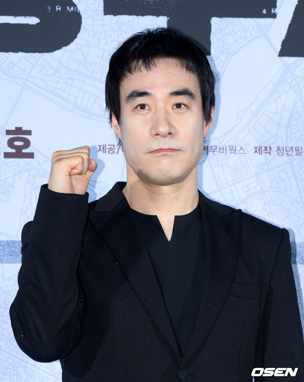 9일 오전 서울 CGV 용산아이파크몰에서 영화 '끝장수사' 제작보고회가 열렸다.‘끝장수사’는 촌구석으로 좌천된 형사 ‘재혁’에게 찾아온 인생 마지막 기회! 두 명의 용의자가 얽힌 살인사건의 진범을 잡기 위해 신입 형사 ‘중호’와 서울로 끝장수사를 떠나면서 벌어지는 이야기를 담은 범죄 수사극이다.배우 배성우가 포토타임을 가지고 있다. 2026.03.09 /sunday@osen.co.kr