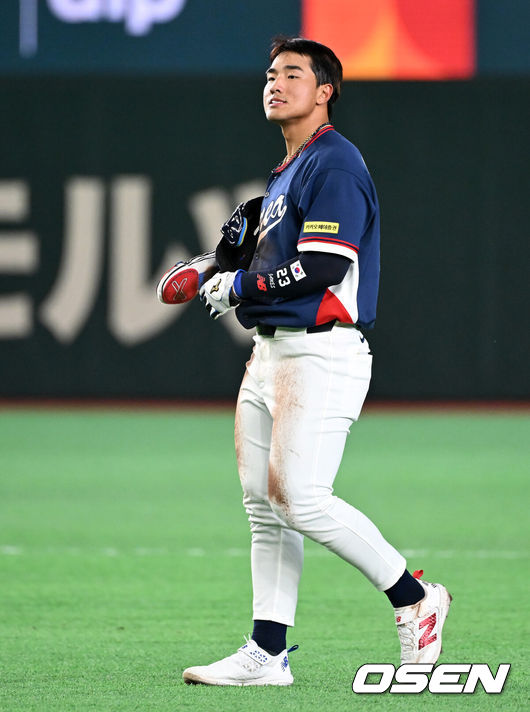 [OSEN=도쿄(일본), 손용호 기자] 7일 일본 도쿄돔에서 2026 월드베이스볼클래식(WBC) 조별리그 C조 대한민국과 일본의 경기가&nbsp;열렸다.한국은 잠수함 고영표, 일본은 좌완 기쿠치 유세이를 선발로 내세웠다. WBC에서 2006년 4강, 2009년 준우승을 차지한 한국은 이후 3개 대회(2013년, 2017년, 2023년)에서 연달아 1라운드를 통과하지 못하고 있다. 이번 대회에서는 8강 토너먼트 복귀를 목표로 대회에 임하고 있다. 지난 5일 체코와의 첫 경기에서는 11-4로 대승을 거두며 좋은 출발을 했다.&nbsp;3회초 2사 1,2루에서 한국 안현민이 문보경의 유격수 땅볼에 2루에서 포스아웃 당하며 아쉬워하고 있다. 2026.03.07&nbsp;/spjj@osen.co.kr