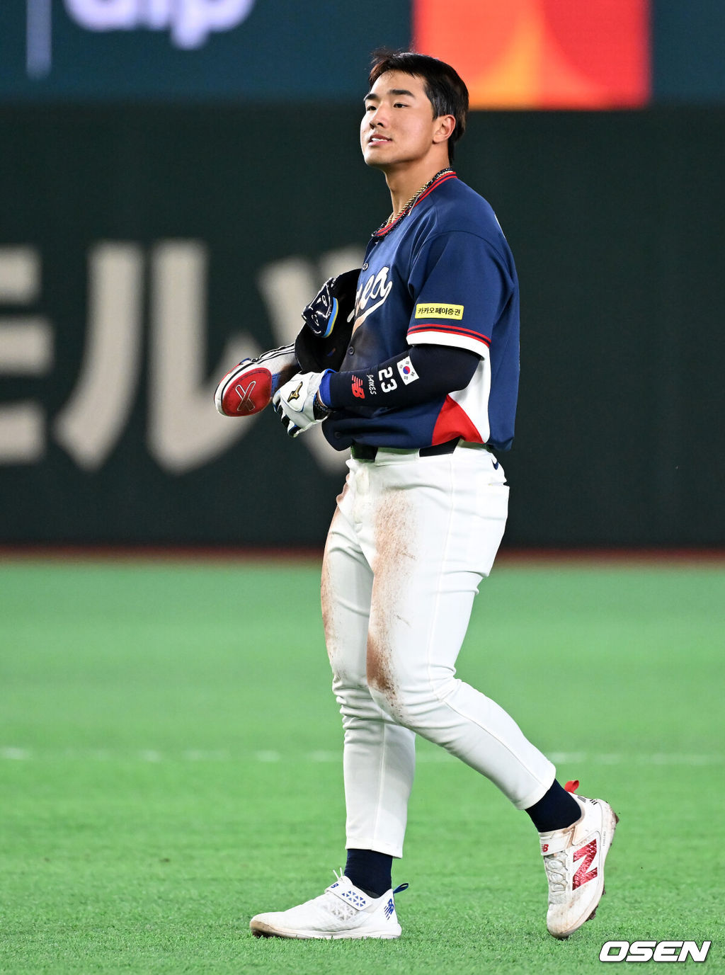 7일 일본 도쿄돔에서 2026 월드베이스볼클래식(WBC) 조별리그 C조 대한민국과 일본의 경기가 열렸다.한국은 잠수함 고영표, 일본은 좌완 기쿠치 유세이를 선발로 내세웠다. WBC에서 2006년 4강, 2009년 준우승을 차지한 한국은 이후 3개 대회(2013년, 2017년, 2023년)에서 연달아 1라운드를 통과하지 못하고 있다. 이번 대회에서는 8강 토너먼트 복귀를 목표로 대회에 임하고 있다. 지난 5일 체코와의 첫 경기에서는 11-4로 대승을 거두며 좋은 출발을 했다. 3회초 2사 1,2루에서 한국 안현민이 문보경의 유격수 땅볼에 2루에서 포스아웃 당하며 아쉬워하고 있다. 2026.03.07 /spjj@osen.co.kr