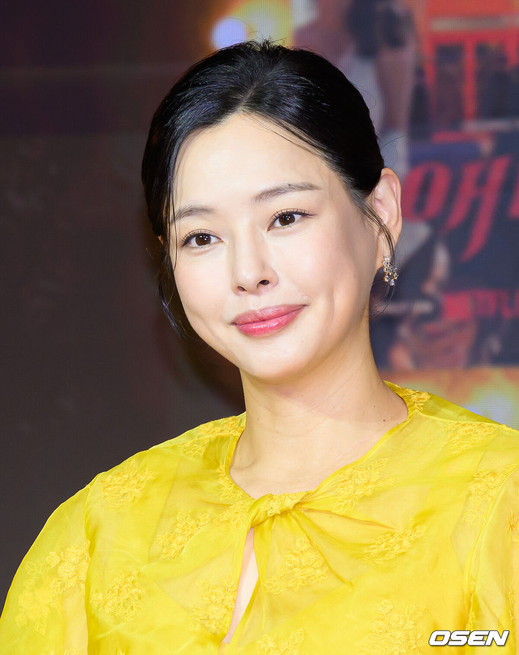 18일 서울 마포구 호텔 나루 서울 엠갤러리에서 넷플릭스 시리즈 '애마' 제작발표회가 열렸다.‘애마’는 1980년대 한국을 강타한 에로영화의 탄생 과정 속, 화려한 스포트라이트에 가려진 어두운 현실에 용감하게 맞짱 뜨는 톱스타 ‘희란’과 신인 배우 ‘주애’의 이야기를 그린 넷플릭스 시리즈이다.배우 이하늬가 포토타임을 가지고 있다. 2025.08.18 /sunday@osen.co.kr