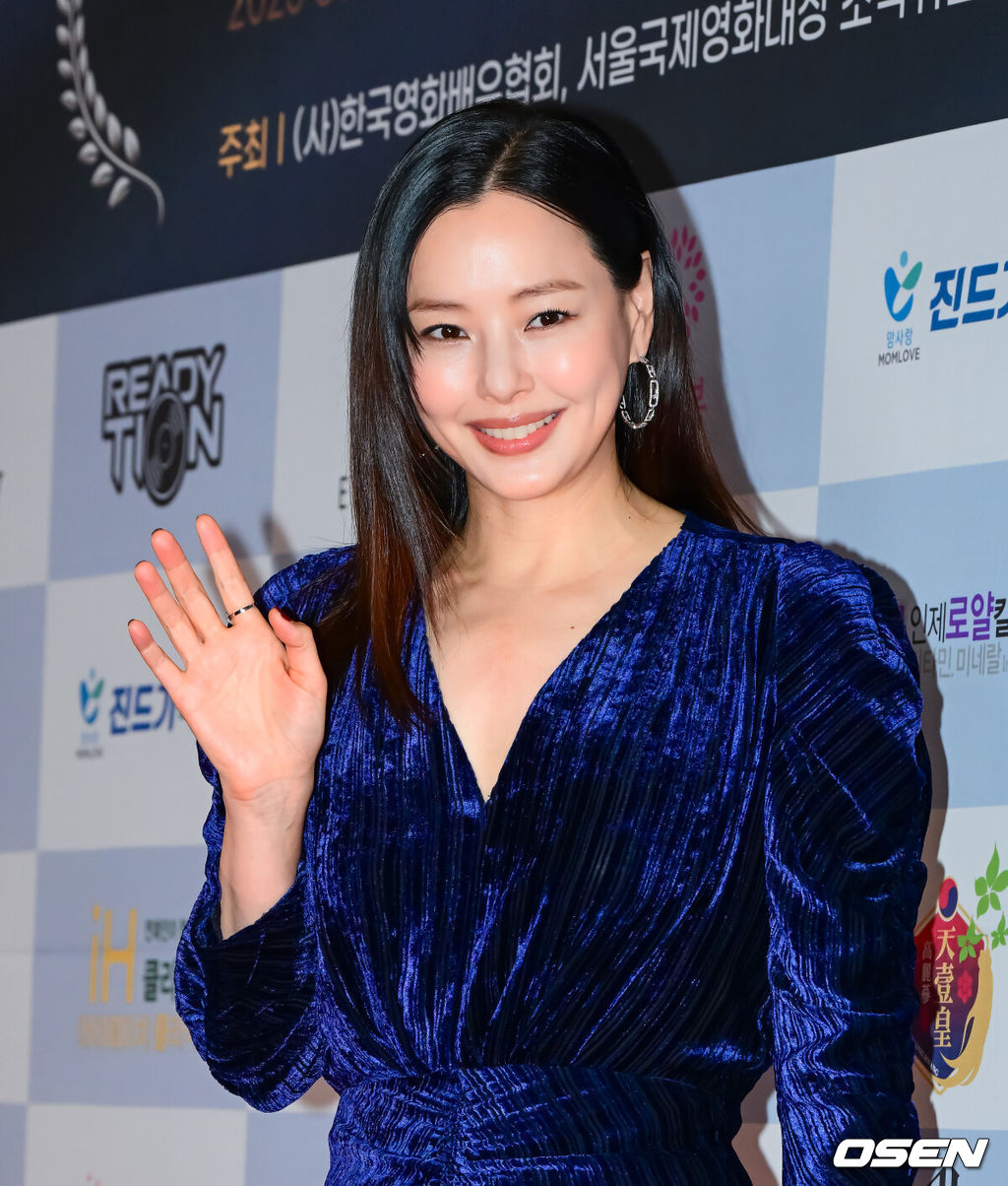 10일 오후 서울 용산 서울드래곤시티에서 2025 서울국제영화대상 시상식이 열렸다.지난 2012년 '스타의 밤 – 대한민국 톱스타상 시상식'으로 시작해 올해로 13회째를 맞이한 이번 시상식은 2024년 8월부터 2025년 11월까지 개봉된 영화와 OTT 플랫폼을 통해 방영된 작품들을 대상으로, 공정하고 엄격한 심사를 통해 선정된 감독과 배우들에게 시상을 하는 명실상부 올 한 해를 총결산하는 영화인들의 축제다.배우 이하늬가 포즈를 취하고 있다. 2025.12.10 /jpnews@osen.co.kr