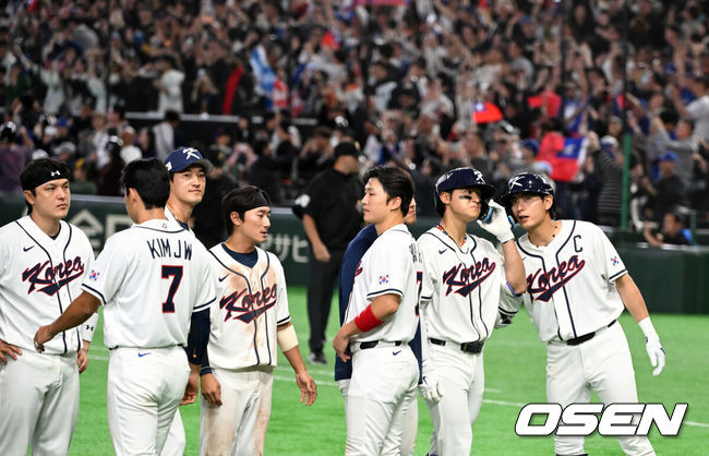 [OSEN=도쿄(일본), 손용호 기자] 한국 대표팀이 연장 접전 끝에 다시 한 번 대만에 패했다.한국은 8일 일본 도쿄돔에서 열린 '2026 월드베이스볼클래식(WBC) 1라운드 C조 3차전 대만과의 경기에서 연장 10회 접전 끝에 4-5로 패했다. 이로써 한국은 1승2패가 됐고 대만은 2승2패로 마지막 희망을 살렸다.경기를 마치고 한국 선수들이 패배를 아쉬워하고 있다. 2026.03.08&nbsp;/spjj@osen.co.kr
