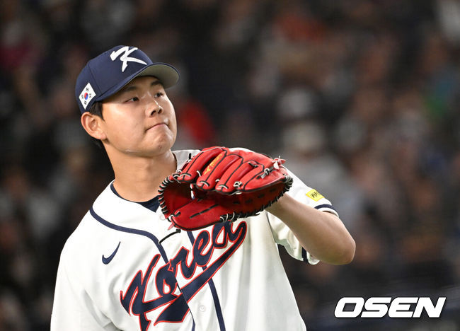 [OSEN=도쿄(일본), 손용호 기자] 류지현 감독이 이끄는 한국야구 대표팀은 5일 일본 도쿄의 도쿄돔에서 열린 2026 월드베이스볼클래식(WBC) 조별리그 C조 체코와의 첫 경기에서 홈런 4방을 포함해 10안타를 터트리며 11-4로 승리했다.2009년 이후 17년 만에 WBC 1차전 승리를 기록했다.2회초 수비를 마친 한국 소형준이 더그아웃으로 가고 있다. 2026.03.05&nbsp;/spjj@osen.co.kr