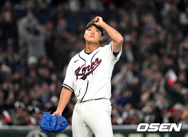 [OSEN=도쿄(일본), 손용호 기자] 5일 일본 도쿄돔에서 월드베이스볼클래식(WBC) 조별리그 C조 한국과 체코의 경기가&nbsp;열렸다.한국은 소형준, 체코는 다니엘 파디샥을 선발투수로 내세웠다.2006년 4강, 2009년 준우승을 차지한 경험이 있는 한국은 이후 3개 대회(2013년, 2017년, 2023년)에서 모두 8강 토너먼트 진출에 실패했다. 이번 대회에서는 17년 만에 본선 토너먼트 진출을 노린다.5회초 1사 1,2루에서 한국 정우주가 체코 테린 바브라에게 스리런 홈런을 허용하고 아쉬워하고 있다. 2026.03.05&nbsp;/spjj@osen.co.kr
