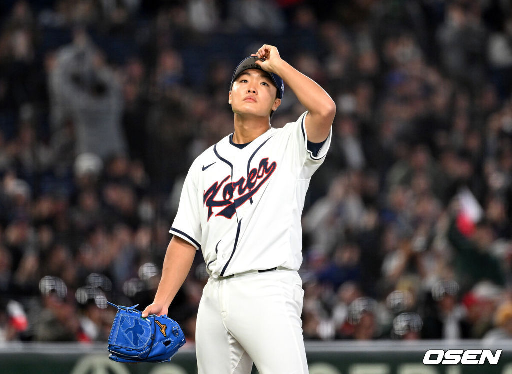 5일 일본 도쿄돔에서 월드베이스볼클래식(WBC) 조별리그 C조 한국과 체코의 경기가 열렸다.한국은 소형준, 체코는 다니엘 파디샥을 선발투수로 내세웠다.2006년 4강, 2009년 준우승을 차지한 경험이 있는 한국은 이후 3개 대회(2013년, 2017년, 2023년)에서 모두 8강 토너먼트 진출에 실패했다. 이번 대회에서는 17년 만에 본선 토너먼트 진출을 노린다.5회초 1사 1,2루에서 한국 정우주가 체코 테린 바브라에게 스리런 홈런을 허용하고 아쉬워하고 있다. 2026.03.05 /spjj@osen.co.kr