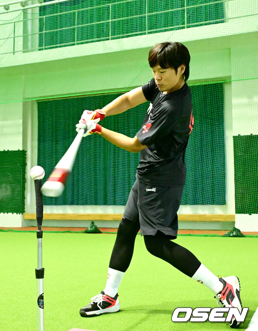 2026 스프링캠프에 참가한 김규성이 타격훈련을 하고 있다./OSEN DB