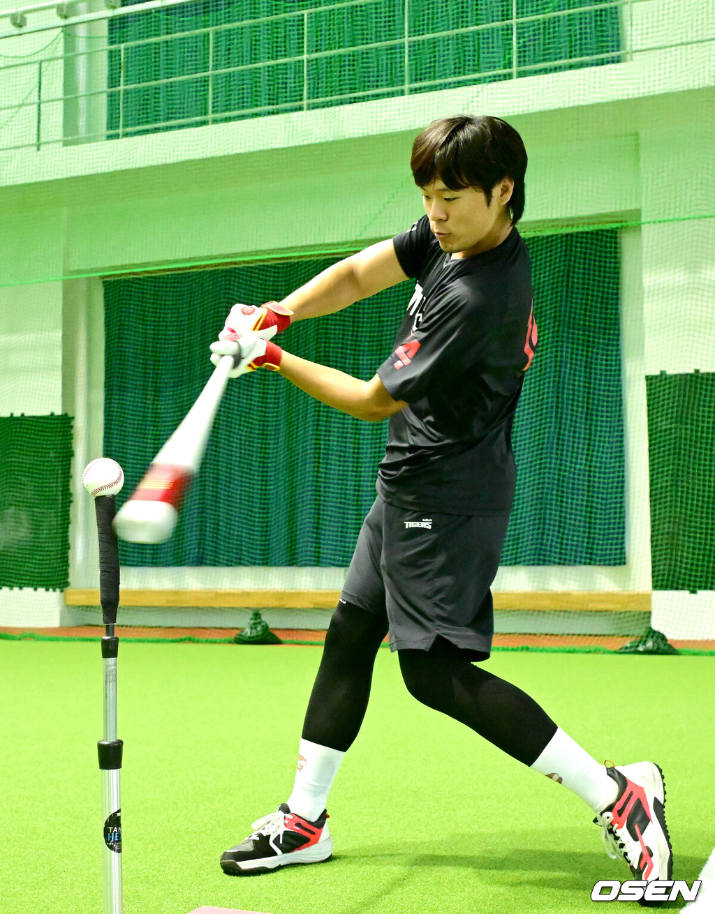 2026 스프링캠프에 참가한 김규성이 타격훈련을 하고 있다./OSEN DB