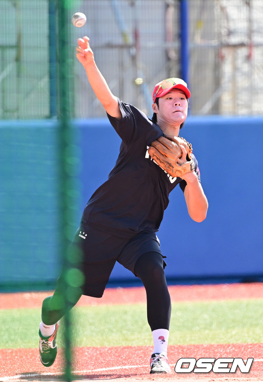 2026 스프링캠프에 참가한 김규성이 수비훈련을 하고 있다./OSEN DB