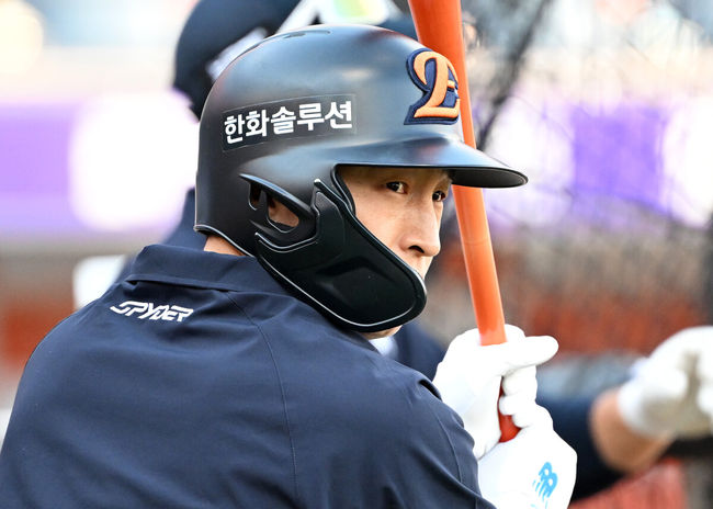 24일 오후 대전 한화생명볼파크에서 2025 신한 SOL Bank KBO리그 포스트시즌 플레이오프 5차전 한화 이글스와 삼성 라이온즈의 경기가 열렸다.한화는 코디 폰세, 삼성은 최원태를 선발 투수로 내세웠다.경기에 앞서 한화 손아섭이 훈련을 하고 있다. 2025.10.24 /sunday@osen.co.kr