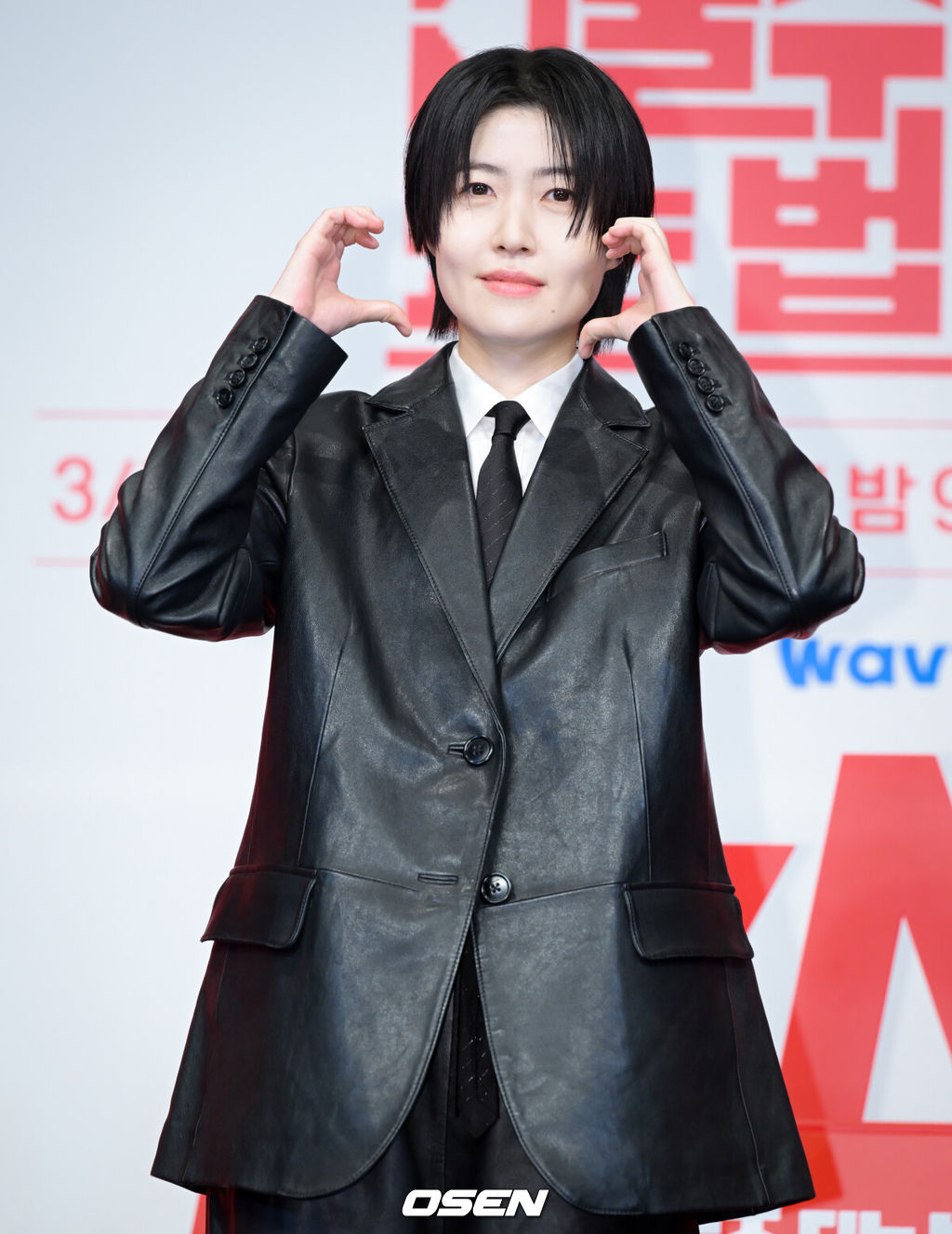 tvN 드라마 '대한민국에서 건물주 되는 법' 제작발표회가 9일 서울 구로구 신도림 더링크 호텔에서 열렸다.배우 하정우, 임수정, 김준한, 정수정, 심은경 등이 출연하는 '대한민국에서 건물주 되는 법'은 빚에 허덕이는 생계형 건물주가 목숨보다 소중한 가족과 건물을 지키기 위해 가짜 납치극에 가담하며 벌어지는 서스펜스를 그린다. 14일 첫 방송.배우 심은경이 포즈를 취하고 있다. 2026.03.09 /cej@osen.co.kr