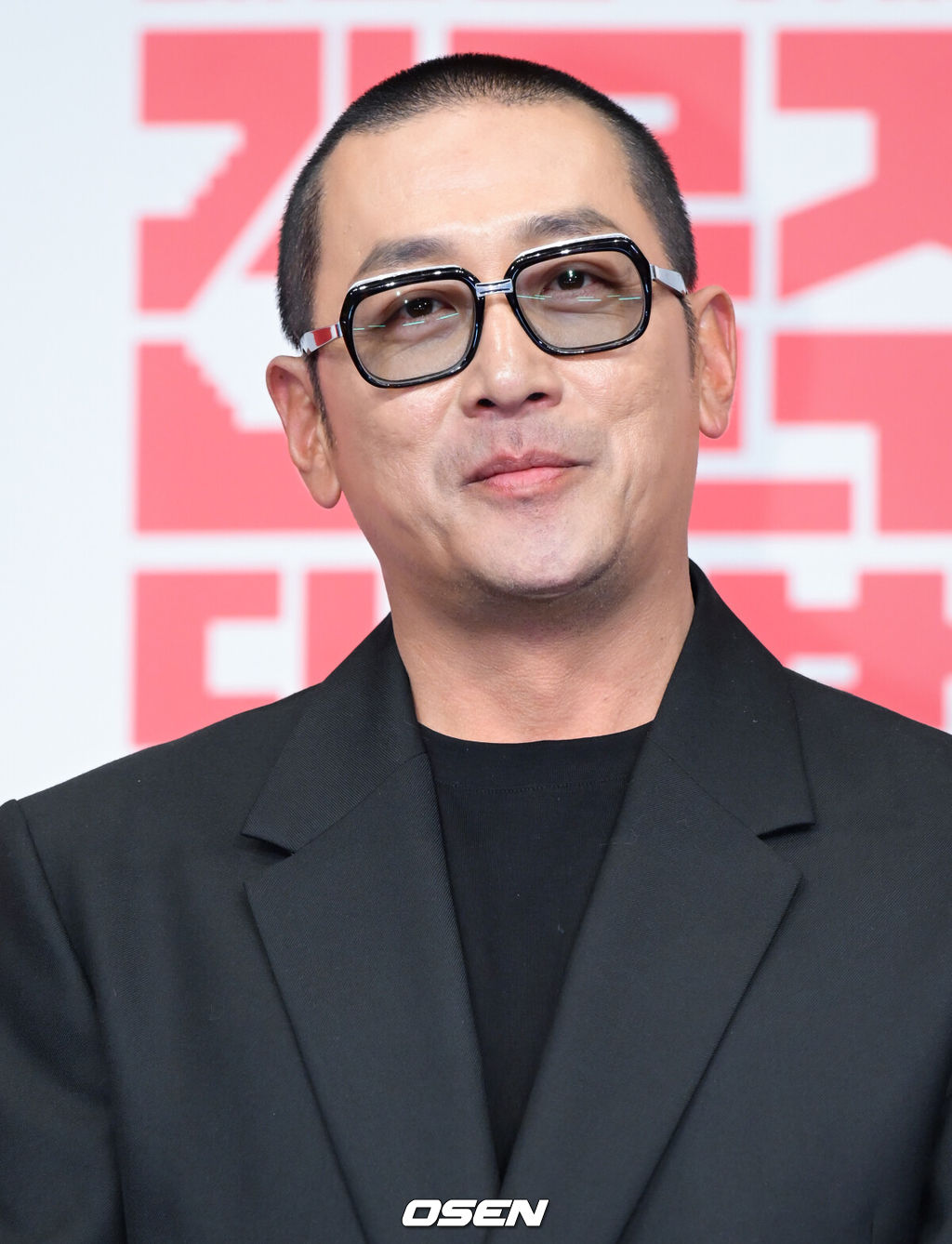 tvN 드라마 '대한민국에서 건물주 되는 법' 제작발표회가 9일 서울 구로구 신도림 더링크 호텔에서 열렸다.배우 하정우, 임수정, 김준한, 정수정, 심은경 등이 출연하는 '대한민국에서 건물주 되는 법'은 빚에 허덕이는 생계형 건물주가 목숨보다 소중한 가족과 건물을 지키기 위해 가짜 납치극에 가담하며 벌어지는 서스펜스를 그린다. 14일 첫 방송.배우 하정우가 포즈를 취하고 있다. 2026.03.09 /cej@osen.co.kr