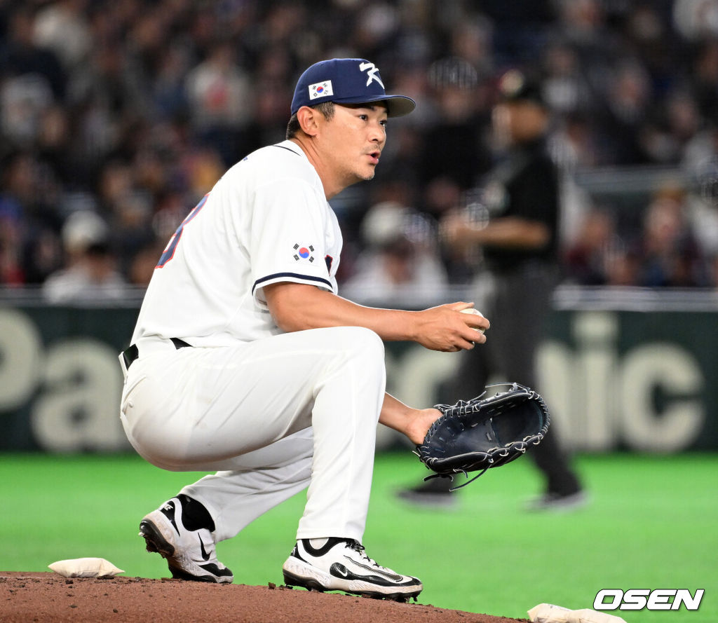 5일 일본 도쿄돔에서 월드베이스볼클래식(WBC) 조별리그 C조 한국과 체코의 경기가 열렸다.한국은 소형준, 체코는 다니엘 파디샥을 선발투수로 내세웠다.2006년 4강, 2009년 준우승을 차지한 경험이 있는 한국은 이후 3개 대회(2013년, 2017년, 2023년)에서 모두 8강 토너먼트 진출에 실패했다. 이번 대회에서는 17년 만에 본선 토너먼트 진출을 노린다.4회초 무사에서 한국 노경은이 투구를 준비하고 있다. 2026.03.05 /spjj@osen.co.kr