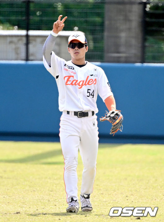 [OSEN=오키나와(일본), 최규한 기자] 2026 WBC(월드베이스볼클래식)를 준비하는 대한민국 야구 대표팀이 21일 오후 일본 오키나와 고친다 구장에서 프로야구 한화 이글스와 연습경기를 펼쳤다. 야구 대표팀은 오키나와에서 국내 팀들과 6차례 연습경기를 치르며 전력을 끌어올릴 예정이다.7회초 한화 오재원이 우익수 대수비로 나서고 있다. 2026.02.21 / dreamer@osen.co.kr