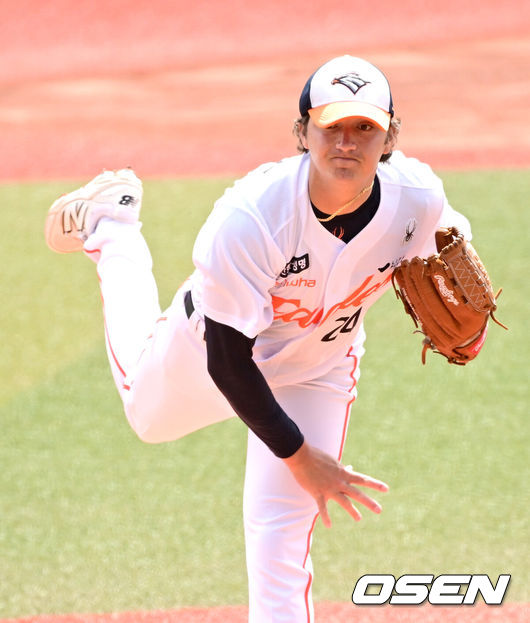 [OSEN=오키나와(일본), 최규한 기자] 2026 WBC(월드베이스볼클래식)를 준비하는 대한민국 야구 대표팀이 23일 일본 오키나와 가데나 야구장에서 프로야구 한화 이글스와 연습경기를 펼쳤다. 야구 대표팀은 오키나와에서 국내 팀들과 6차례 연습경기를 치르며 전력을 끌어올릴 예정이다.1회초 한화 선발 오웬 화이트가 힘차게 공을 뿌리고 있다. 2026.02.23 / dreamer@osen.co.kr