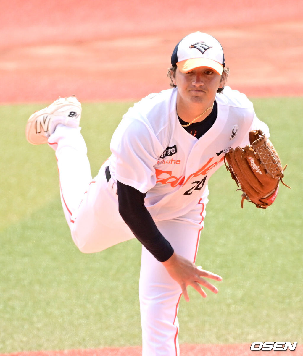 2026 WBC(월드베이스볼클래식)를 준비하는 대한민국 야구 대표팀이 23일 일본 오키나와 가데나 야구장에서 프로야구 한화 이글스와 연습경기를 펼쳤다. 야구 대표팀은 오키나와에서 국내 팀들과 6차례 연습경기를 치르며 전력을 끌어올릴 예정이다.1회초 한화 선발 오웬 화이트가 힘차게 공을 뿌리고 있다. 2026.02.23 / dreamer@osen.co.kr