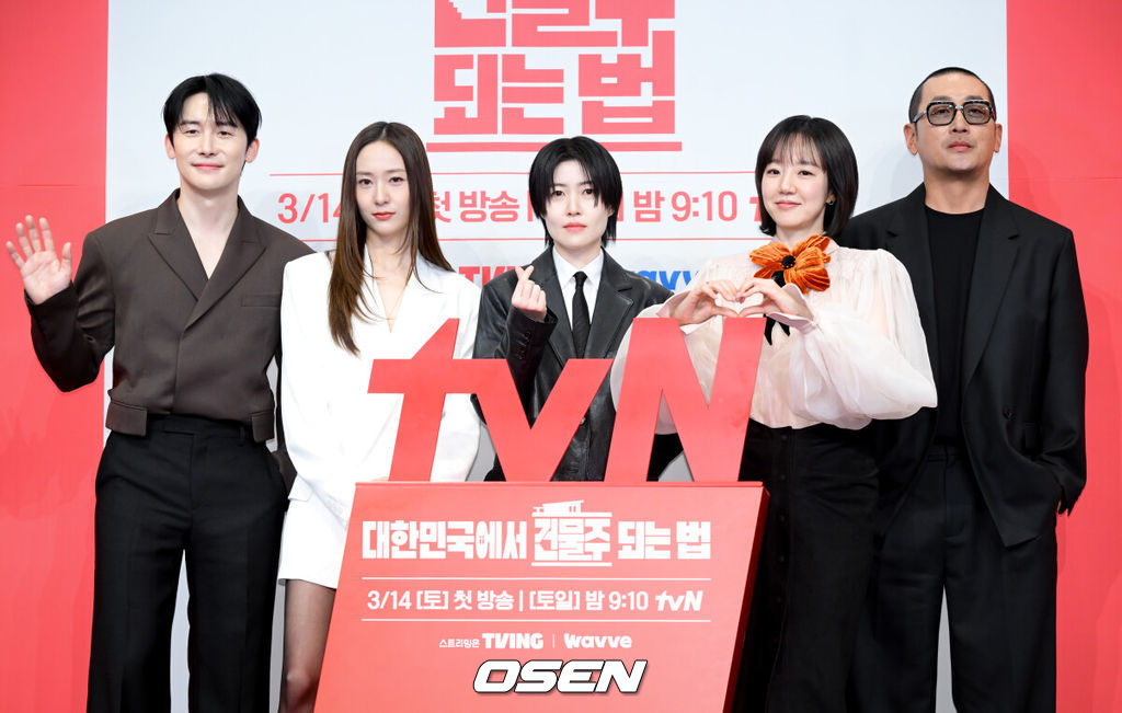 tvN 드라마 '대한민국에서 건물주 되는 법' 제작발표회가 9일 서울 구로구 신도림 더링크 호텔에서 열렸다.배우 하정우, 임수정, 김준한, 정수정, 심은경 등이 출연하는 '대한민국에서 건물주 되는 법'은 빚에 허덕이는 생계형 건물주가 목숨보다 소중한 가족과 건물을 지키기 위해 가짜 납치극에 가담하며 벌어지는 서스펜스를 그린다. 14일 첫 방송.배우 김준한, 정수정, 심은경, 임수정, 하정우가 포즈를 취하고 있다. 2026.03.09 /cej@osen.co.kr