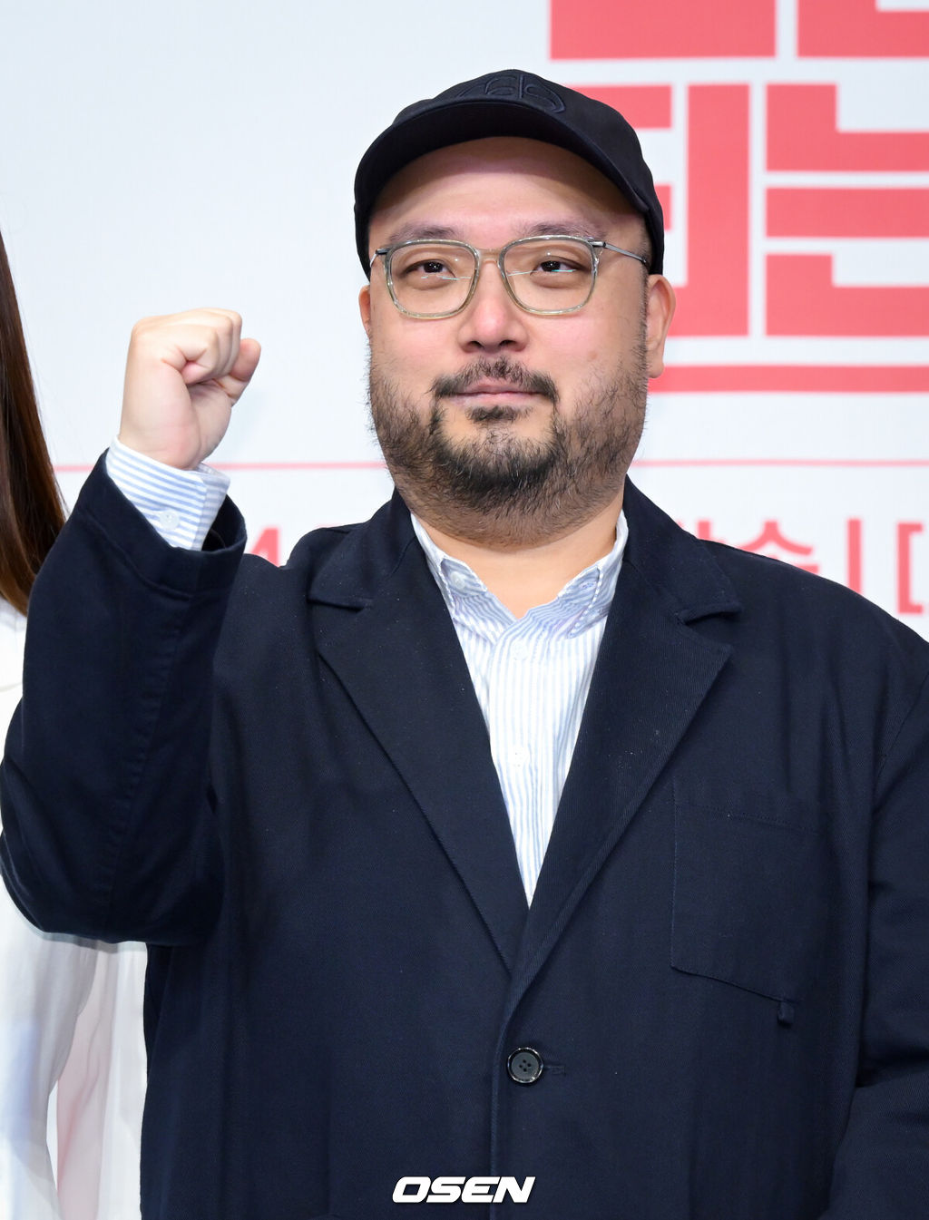 tvN 드라마 '대한민국에서 건물주 되는 법' 제작발표회가 9일 서울 구로구 신도림 더링크 호텔에서 열렸다.배우 하정우, 임수정, 김준한, 정수정, 심은경 등이 출연하는 '대한민국에서 건물주 되는 법'은 빚에 허덕이는 생계형 건물주가 목숨보다 소중한 가족과 건물을 지키기 위해 가짜 납치극에 가담하며 벌어지는 서스펜스를 그린다. 14일 첫 방송.임필성 감독이 포즈를 취하고 있다. 2026.03.09 /cej@osen.co.kr