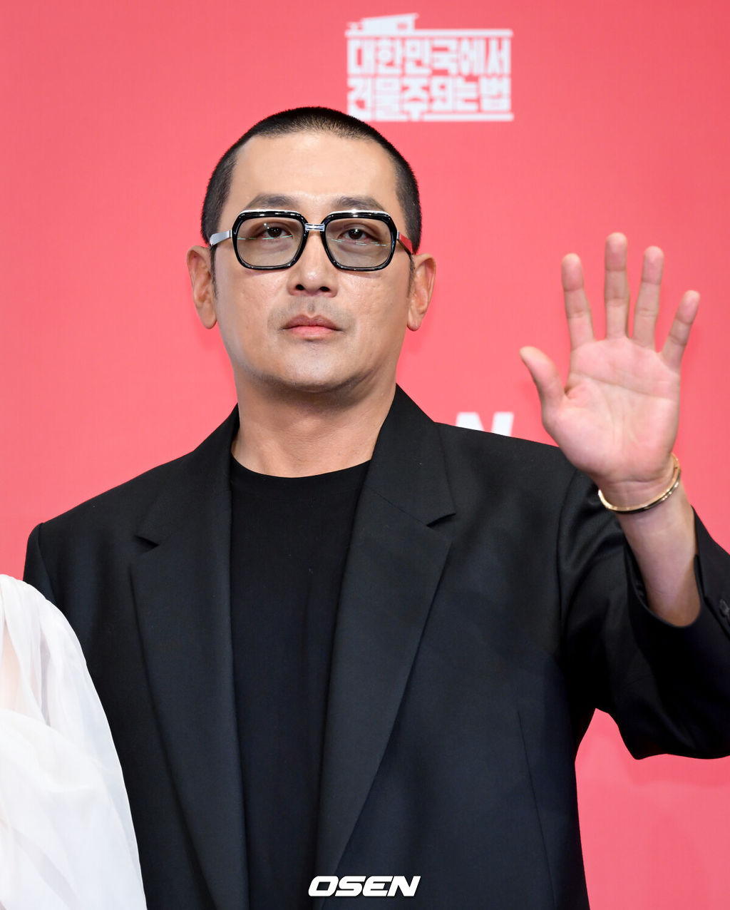 tvN 드라마 '대한민국에서 건물주 되는 법' 제작발표회가 9일 서울 구로구 신도림 더링크 호텔에서 열렸다.배우 하정우, 임수정, 김준한, 정수정, 심은경 등이 출연하는 '대한민국에서 건물주 되는 법'은 빚에 허덕이는 생계형 건물주가 목숨보다 소중한 가족과 건물을 지키기 위해 가짜 납치극에 가담하며 벌어지는 서스펜스를 그린다. 14일 첫 방송.배우 하정우가 포즈를 취하고 있다. 2026.03.09 /cej@osen.co.kr