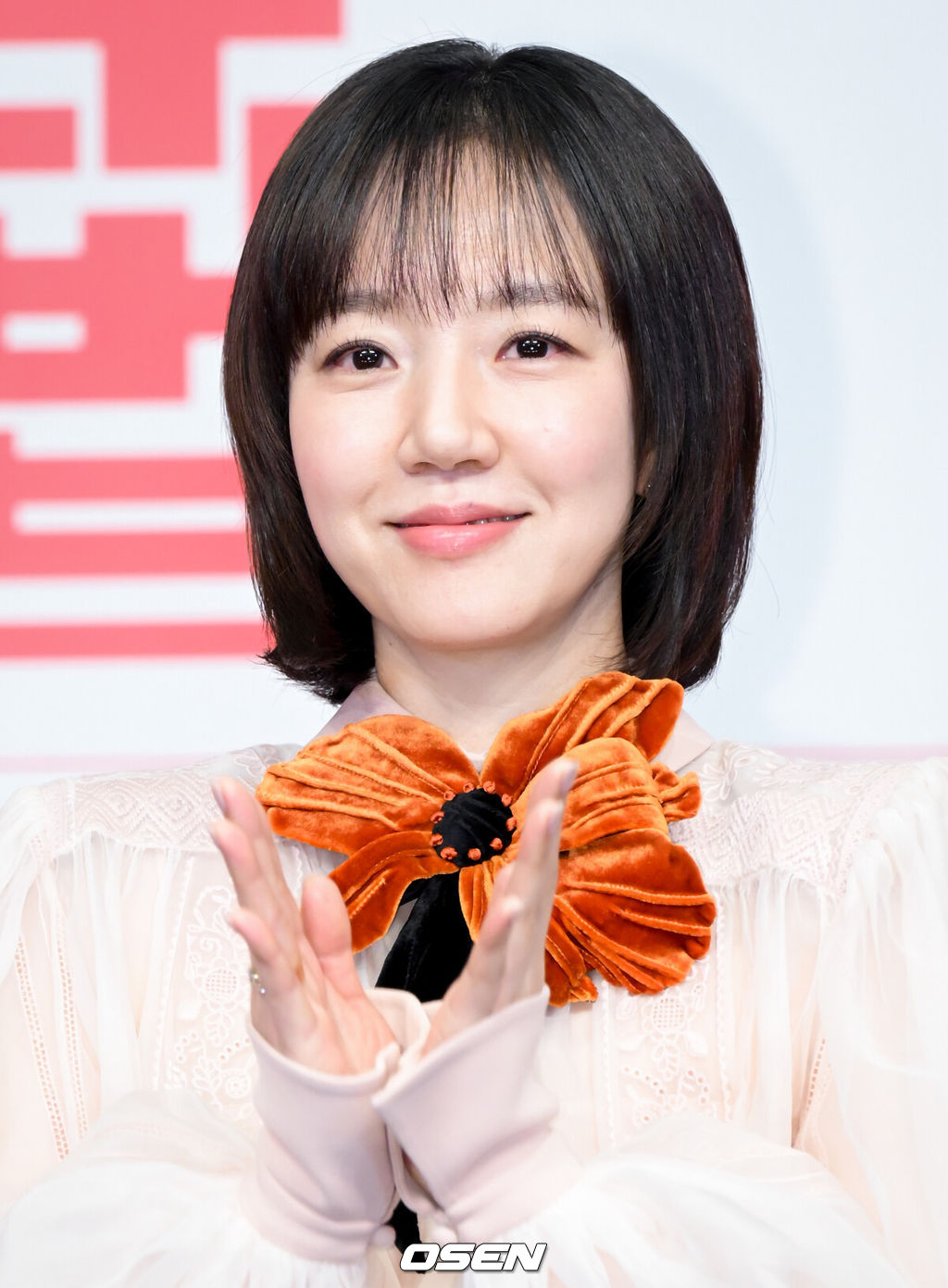 tvN 드라마 '대한민국에서 건물주 되는 법' 제작발표회가 9일 서울 구로구 신도림 더링크 호텔에서 열렸다.배우 하정우, 임수정, 김준한, 정수정, 심은경 등이 출연하는 '대한민국에서 건물주 되는 법'은 빚에 허덕이는 생계형 건물주가 목숨보다 소중한 가족과 건물을 지키기 위해 가짜 납치극에 가담하며 벌어지는 서스펜스를 그린다. 14일 첫 방송.배우 임수정이 포즈를 취하고 있다. 2026.03.09 /cej@osen.co.kr