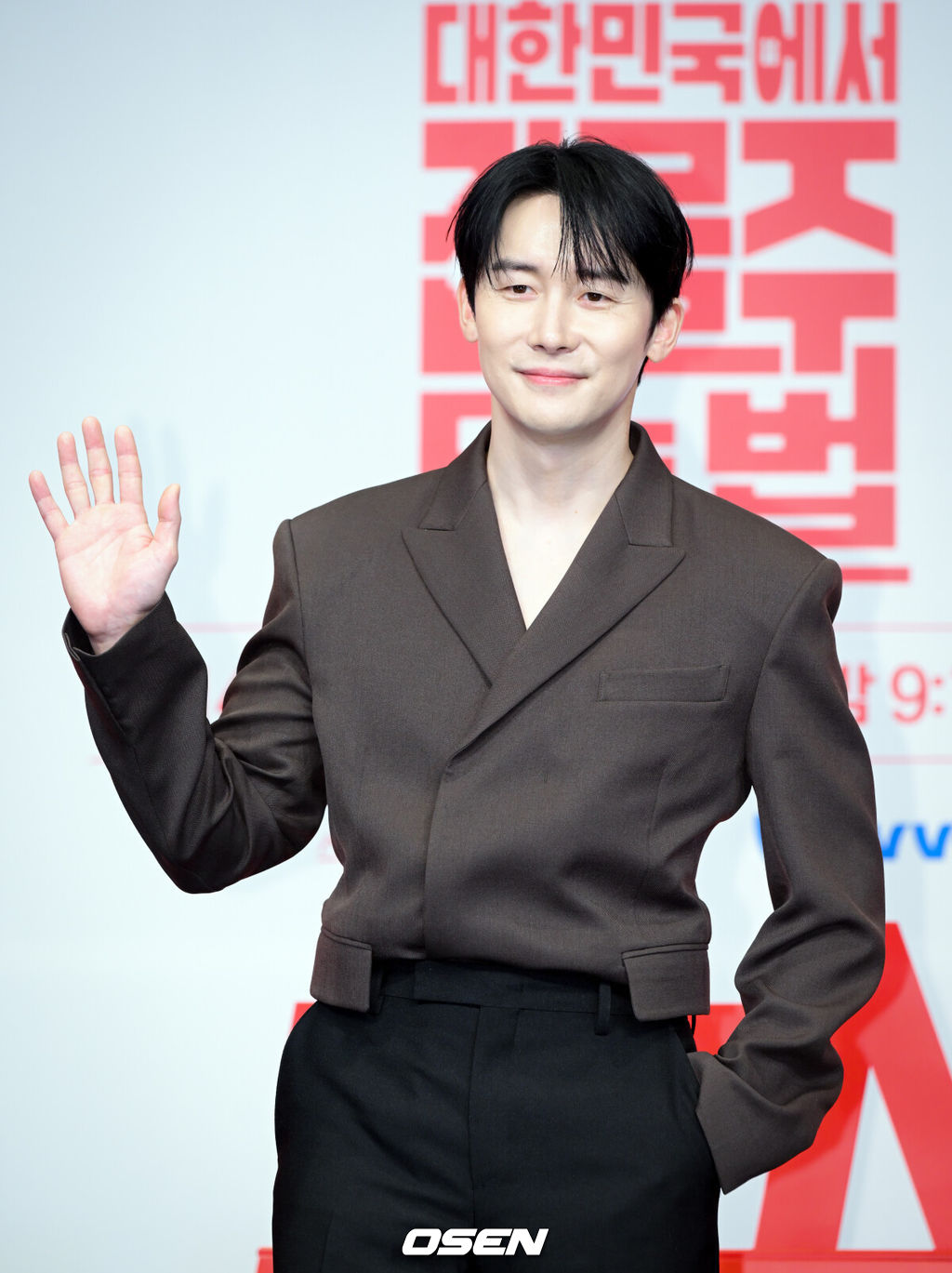 tvN 드라마 '대한민국에서 건물주 되는 법' 제작발표회가 9일 서울 구로구 신도림 더링크 호텔에서 열렸다.배우 하정우, 임수정, 김준한, 정수정, 심은경 등이 출연하는 '대한민국에서 건물주 되는 법'은 빚에 허덕이는 생계형 건물주가 목숨보다 소중한 가족과 건물을 지키기 위해 가짜 납치극에 가담하며 벌어지는 서스펜스를 그린다. 14일 첫 방송.배우 김준한이 포즈를 취하고 있다. 2026.03.09 /cej@osen.co.kr