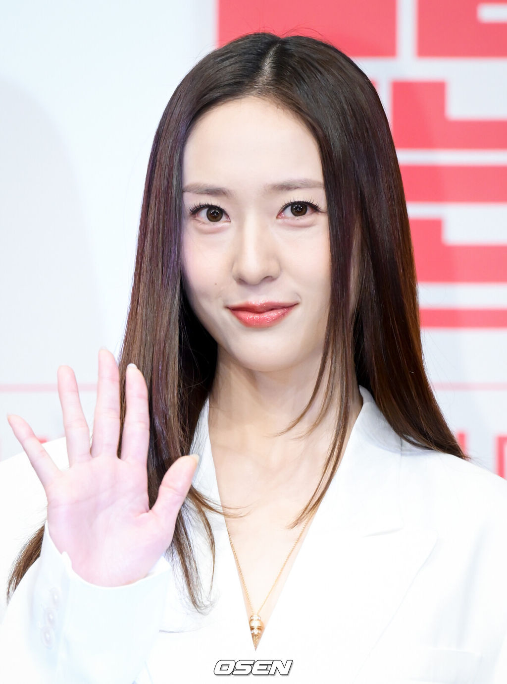 tvN 드라마 '대한민국에서 건물주 되는 법' 제작발표회가 9일 서울 구로구 신도림 더링크 호텔에서 열렸다.배우 하정우, 임수정, 김준한, 정수정, 심은경 등이 출연하는 '대한민국에서 건물주 되는 법'은 빚에 허덕이는 생계형 건물주가 목숨보다 소중한 가족과 건물을 지키기 위해 가짜 납치극에 가담하며 벌어지는 서스펜스를 그린다. 14일 첫 방송.배우 정수정이 포즈를 취하고 있다. 2026.03.09 /cej@osen.co.kr