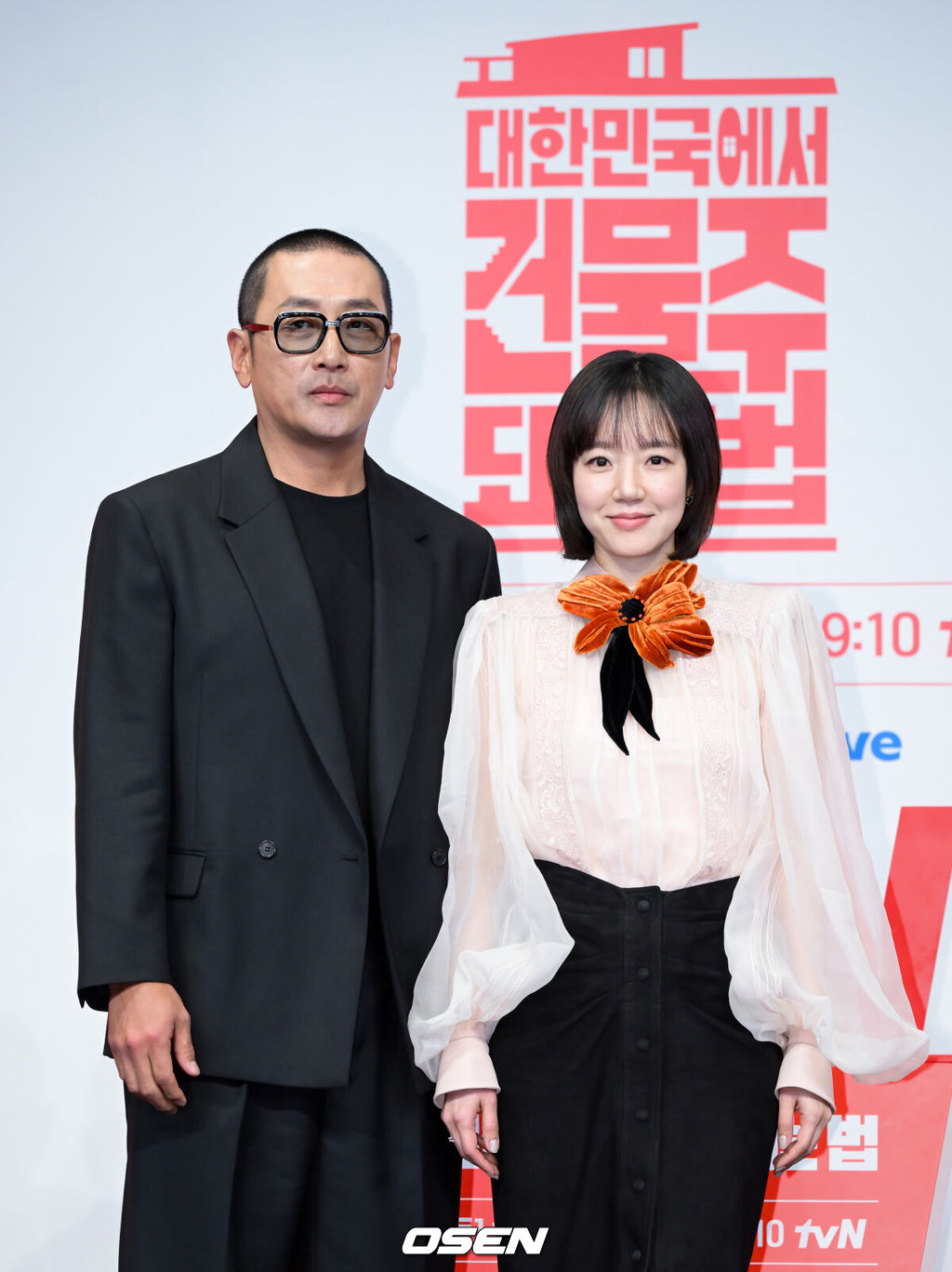 tvN 드라마 '대한민국에서 건물주 되는 법' 제작발표회가 9일 서울 구로구 신도림 더링크 호텔에서 열렸다.배우 하정우, 임수정, 김준한, 정수정, 심은경 등이 출연하는 '대한민국에서 건물주 되는 법'은 빚에 허덕이는 생계형 건물주가 목숨보다 소중한 가족과 건물을 지키기 위해 가짜 납치극에 가담하며 벌어지는 서스펜스를 그린다. 14일 첫 방송.배우 하정우, 임수정이 포즈를 취하고 있다. 2026.03.09 /cej@osen.co.kr