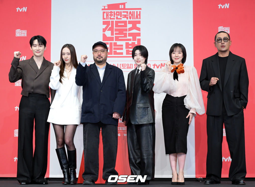 tvN 드라마 '대한민국에서 건물주 되는 법' 제작발표회가 9일 서울 구로구 신도림 더링크 호텔에서 열렸다.배우 하정우, 임수정, 김준한, 정수정, 심은경 등이 출연하는 '대한민국에서 건물주 되는 법'은 빚에 허덕이는 생계형 건물주가 목숨보다 소중한 가족과 건물을 지키기 위해 가짜 납치극에 가담하며 벌어지는 서스펜스를 그린다. 14일 첫 방송.배우 김준한, 정수정, 감독 임필성, 배우 심은경, 임수정, 하정우가 포즈를 취하고 있다. 2026.03.09 /cej@osen.co.kr