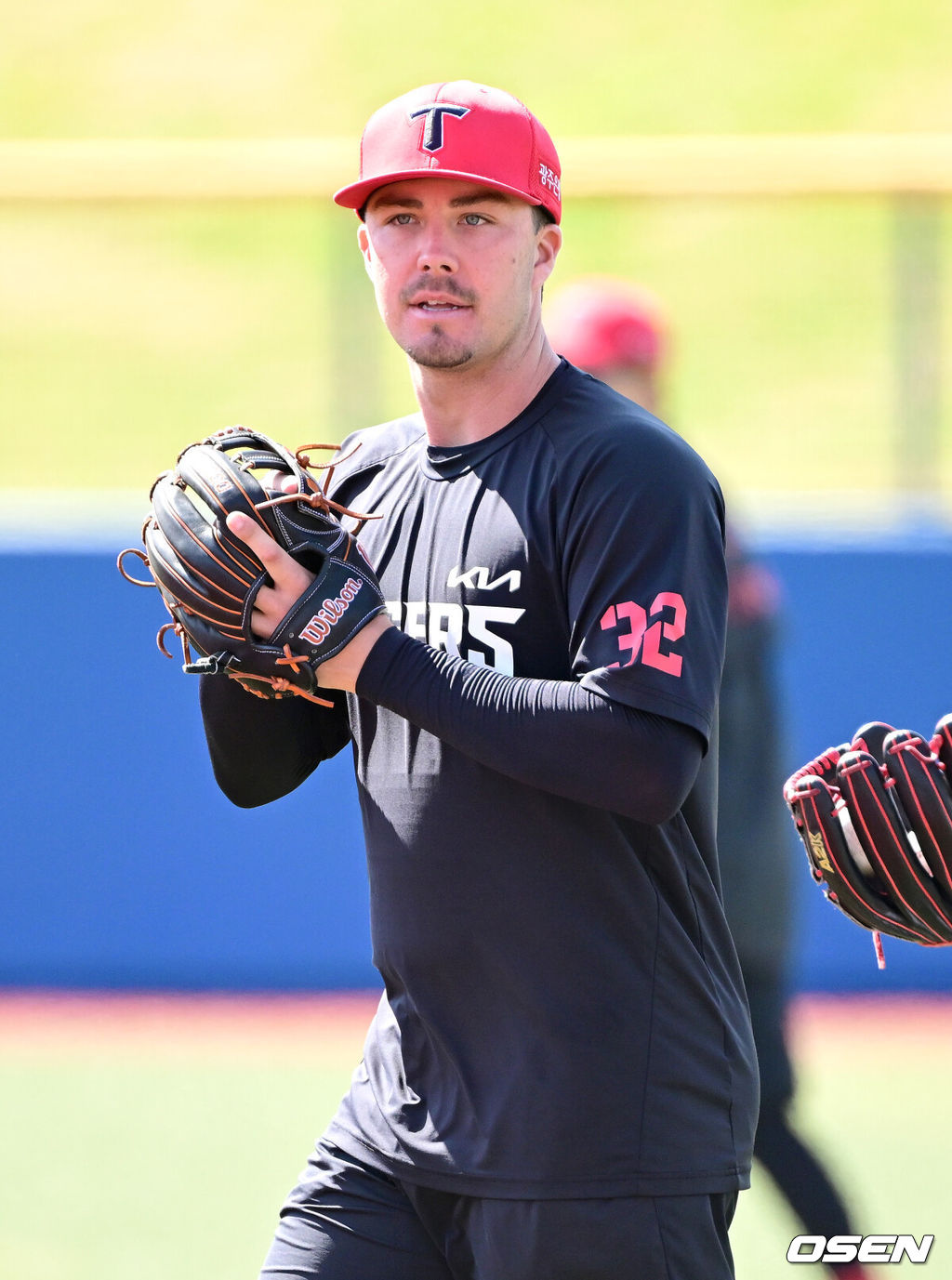 2026 WBC(월드베이스볼클래식)를 준비하는 대한민국 야구 대표팀이 24일 일본 오키나와 가데나 야구장에서 프로야구 KIA 타이거즈와 연습경기를 펼쳤다. 야구 대표팀은 오키나와에서 국내 팀들과 6차례 연습경기를 치르며 전력을 끌어올릴 예정이다.경기를 앞두고 KIA 제리드 데일이 수비 훈련에 나서고 있다. 2026.02.24 / dreamer@osen.co.kr