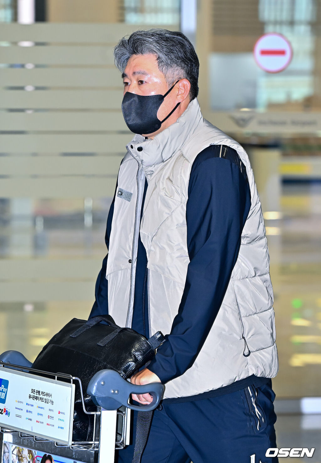 SSG 랜더스가 9일 일본 미야자키에서 진행한 2차 스프링캠프 일정을 모두 마치고 인천국제공항을 통해 귀국했다. SSG는 오는 10일 하루 휴식을 취한 뒤, 11일부터 광주로 이동해 시범경기 준비에 돌입한다.SSG 이숭용 감독이 입국장을 나서고 있다.   2026.03.09 / soul1014@osen.co.kr