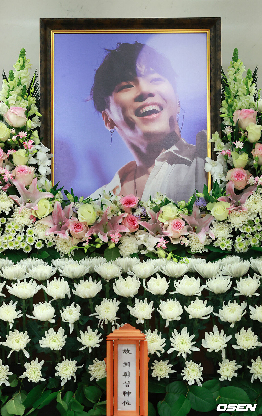 [OSEN=사진팀] 14일 서울 강남구 서울삼성병원 장례식장에 故휘성의 빈소가 마련됐다.故 휘성은 지난 10일 오후 서울 광진구에 위치한 한 아파트에서 심정지 상태로 발견됐다. 향년 43세. 경찰은 외부 침입 흔적이나 타살 정황 등 범죄 혐의점은 발견되지 않았다고 보고 국과수에 부검을 의뢰했고, 국과수는 부검 결과 '사인 미상'이라는 1차 구두소견을 서울 광진경찰서에 전달한 것으로 알려졌다. 2025.03.14 /photo@osen.co.kr<사진=사진공동취재단>