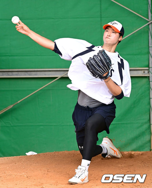 [OSEN=오키나와(일본), 최규한 기자] 프로야구 한화 이글스가 21일 일본 오키나와 고친다 구장에서 스프링 캠프 훈련을 펼쳤다.한화는 이번 2차 오키나와 캠프에서 총 9차례의 연습경기를&nbsp;통해 전력을 가다듬을 예정이다.한화 엄상백이 불펜 피칭을 펼치고 있다. 2026.02.21 / dreamer@osen.co.kr