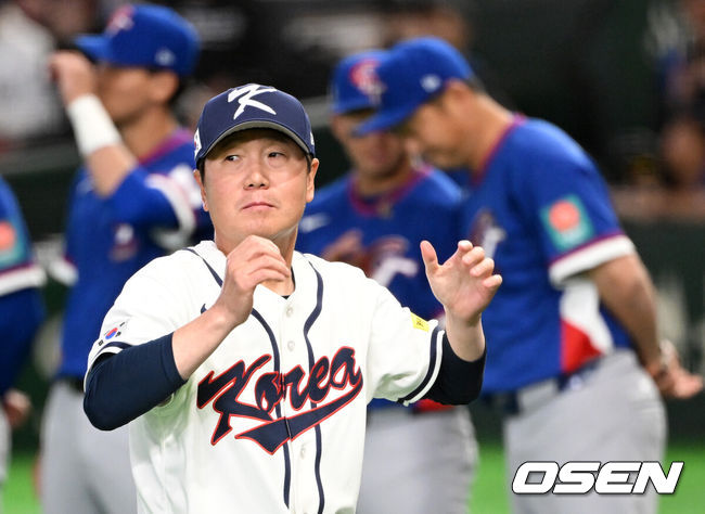 [OSEN=도쿄(일본), 손용호 기자] 8일 일본 도쿄돔에서 2026 월드베이스볼클래식(WBC) 1라운드 C조 조별리그 대한민국과 대만의 경기가&nbsp;열렸다.한국은 전날(7일) 일본과의 경기에서 6-8로 석패했다. 앞서 체코전을 11-4로 잡았던 한국은 1승1패를 마크하게 됐고, 남은 대만전과 호주전에 사활을 걸어야 한다.한국 류지현 감독이 식전행사를 하고 있다. 2026.03.08&nbsp;/spjj@osen.co.kr