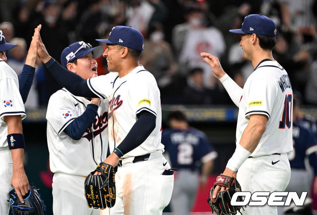[OSEN=도쿄(일본), 손용호 기자] 5일 일본 도쿄돔에서 월드베이스볼클래식(WBC) 조별리그 C조 한국과 체코의 경기가&nbsp;열렸다.한국은 소형준, 체코는 다니엘 파디샥을 선발투수로 내세웠다.2006년 4강, 2009년 준우승을 차지한 경험이 있는 한국은 이후 3개 대회(2013년, 2017년, 2023년)에서 모두 8강 토너먼트 진출에 실패했다. 이번 대회에서는 17년 만에 본선 토너먼트 진출을 노린다.경기 종료 후 한국 류지현 감독이 저마이 존스, 셰이 위트컴과 승리의 기쁨을 나누고 있다. 2026.03.05&nbsp;/spjj@osen.co.kr