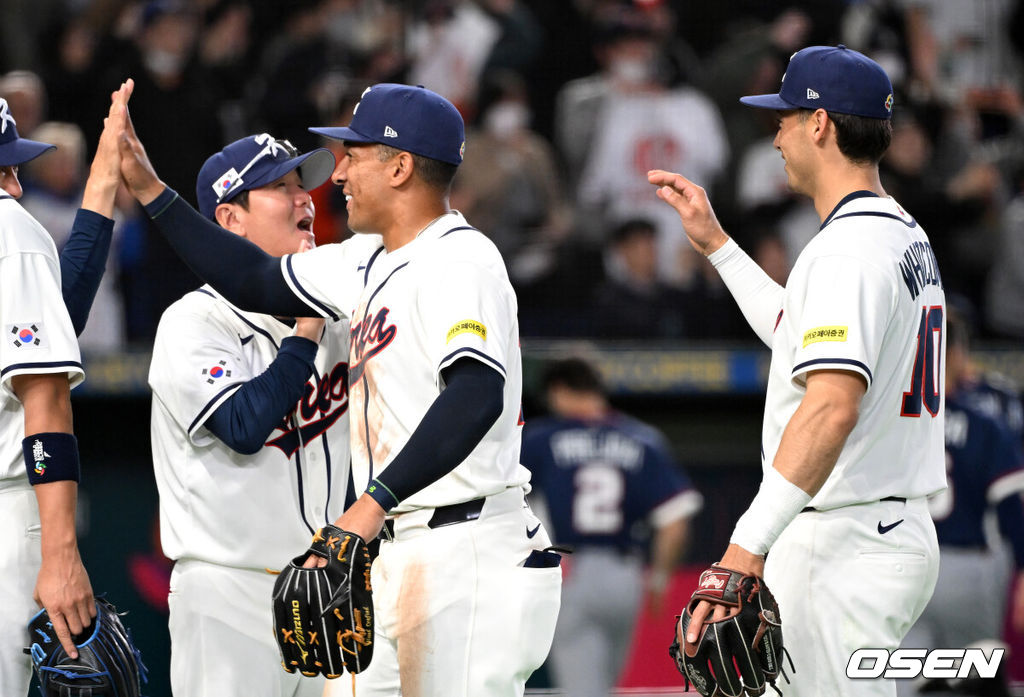 5일 일본 도쿄돔에서 월드베이스볼클래식(WBC) 조별리그 C조 한국과 체코의 경기가 열렸다.한국은 소형준, 체코는 다니엘 파디샥을 선발투수로 내세웠다.2006년 4강, 2009년 준우승을 차지한 경험이 있는 한국은 이후 3개 대회(2013년, 2017년, 2023년)에서 모두 8강 토너먼트 진출에 실패했다. 이번 대회에서는 17년 만에 본선 토너먼트 진출을 노린다.경기 종료 후 한국 류지현 감독이 저마이 존스, 셰이 위트컴과 승리의 기쁨을 나누고 있다. 2026.03.05 /spjj@osen.co.kr