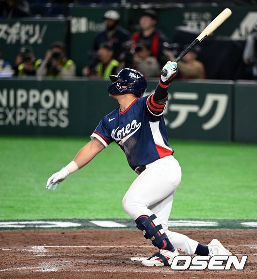 [OSEN=도쿄(일본), 손용호 기자] 9일 일본 도쿄돔에서 월드베이스볼클래식(WBC) 조별리그 C조 한국과 호주의 경기가&nbsp;열렸다. 9회초 1사 1,3루에서 한국 안현민이 희생플라이를 날리고 있다. 2026.03.09&nbsp;/spjj@osen.co.kr